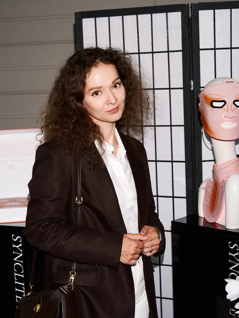 Наталья Бугук на презентации Synclite Beauty рядом с LED-маской